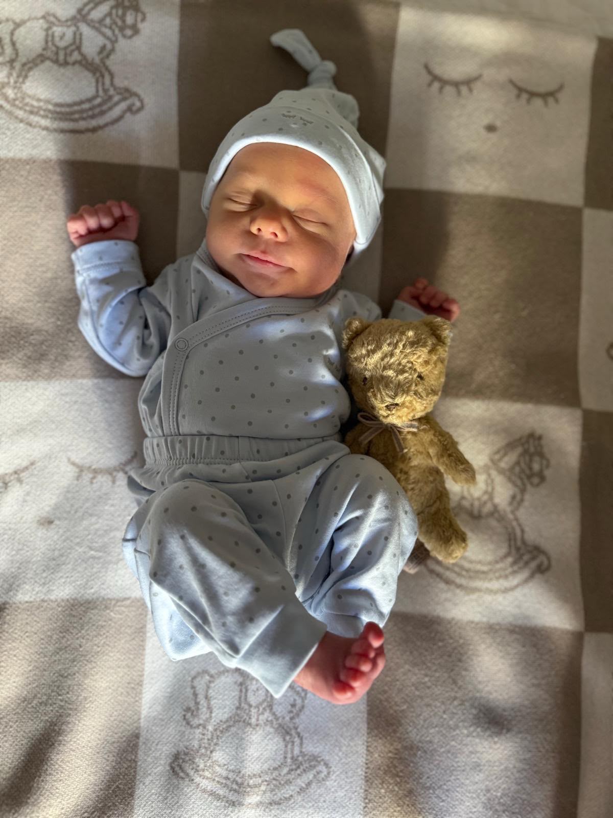 Ruben sover med sin nallebjörn
